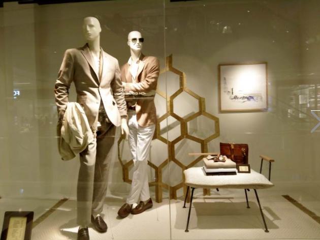 Attractive shop windows that can arouse people's curiosity. Brightness distribution with high brightness&nbsp;or&nbsp;high contrast, eye-catching light, and shadow and luster confuse people to buy. 