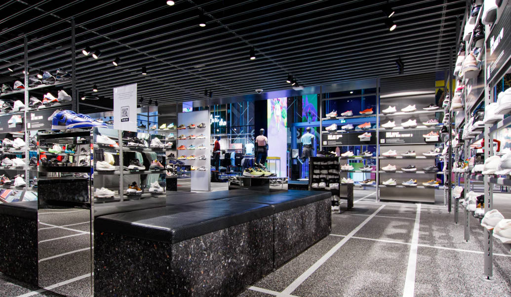 The Benefits of Motorized Lighting in Retail Stores